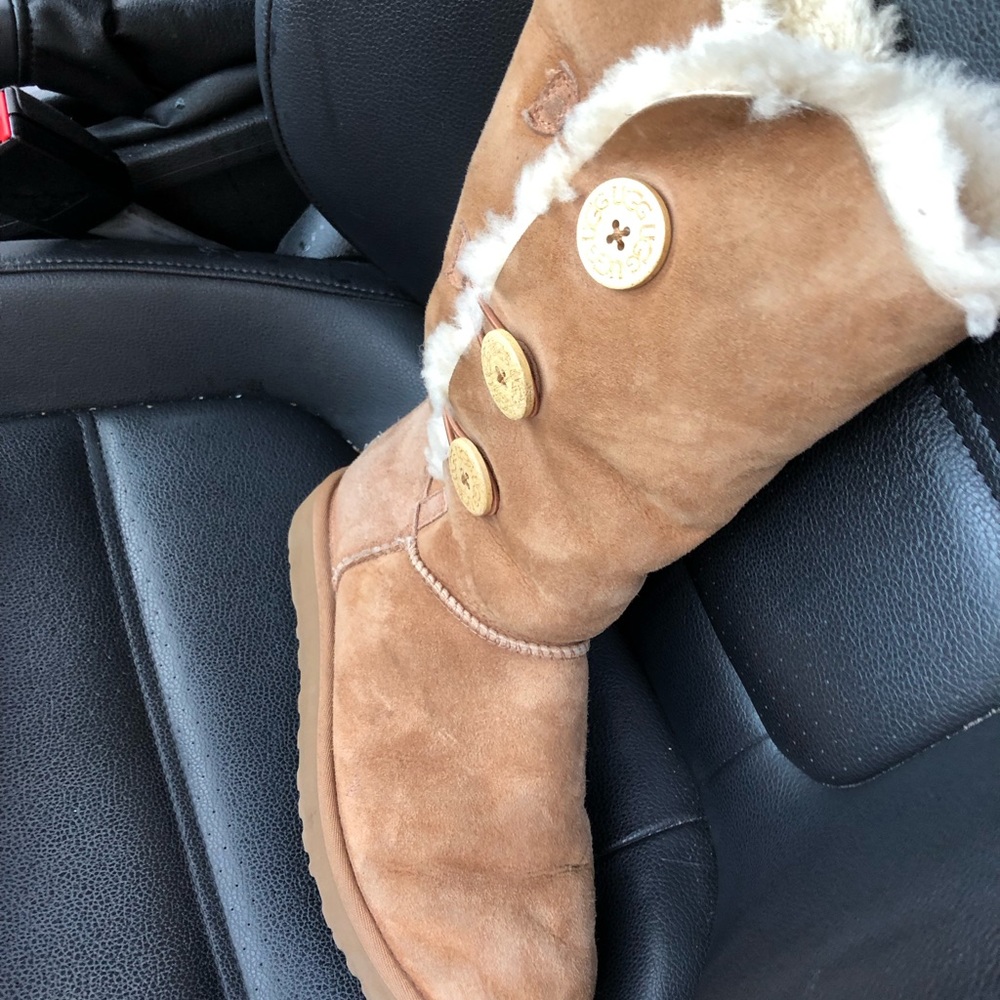 UGGS - Picture 4 of 4